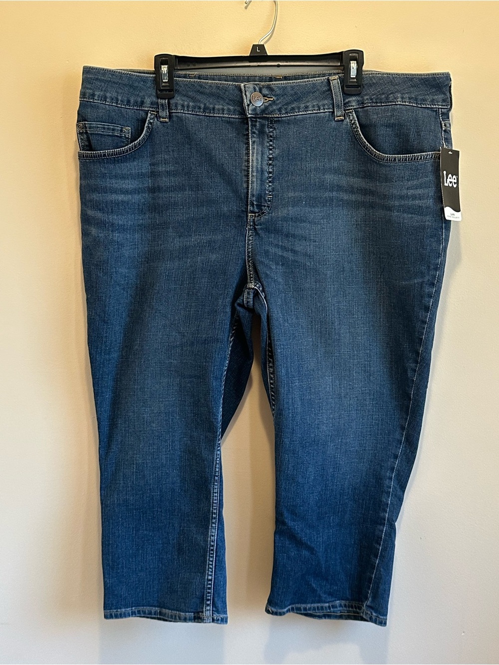 NWT Woman’s Lee Capri 22W MidRise Regular Fit Medium‎ Wash Nightly Set Pockets